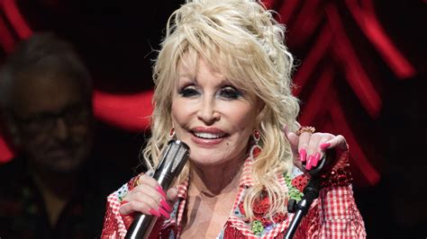 Why does Dolly Parton wear gloves or long sleeves? | The US Sun