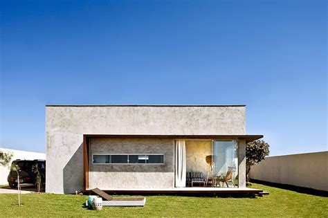 1:1 architetura:design places concrete box house on sunny site in brazil