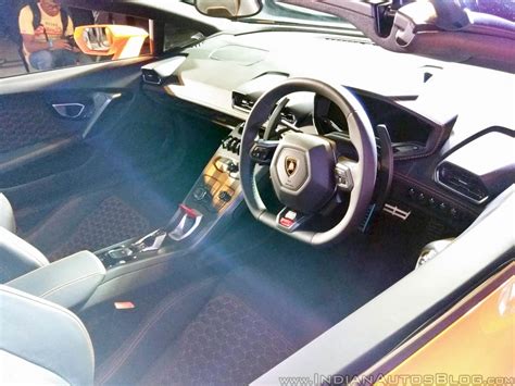 Lamborghini Huracan RWD Spyder interior