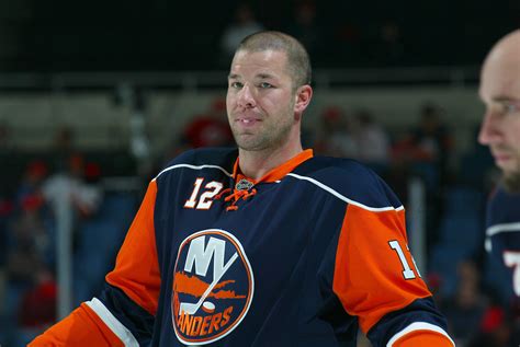 Former NY Islanders F and 15-year NHL enforcer Chris Simon passes away ...