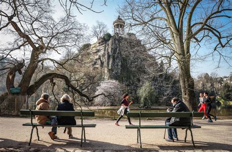 Aux Buttes-Chaumont, une promenade hors du temps - Le Parisien