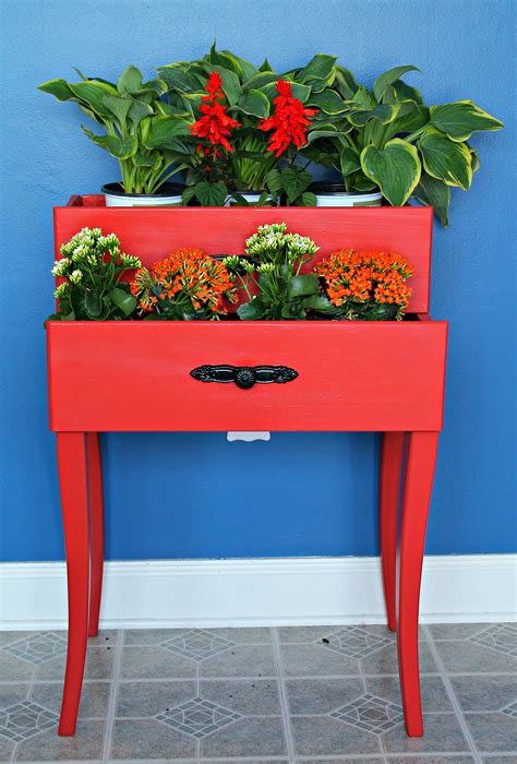 Repurposed dresser drawers into plant holder. Add legs and paint. Cute ...