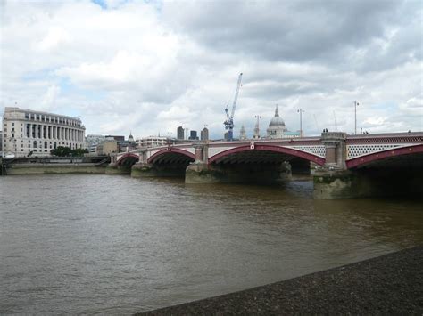 Local destination Blackfriars Bridge in London - DOATRIP.de