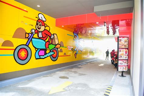 IN PHOTOS: Inside Jollibee's 1,000th store