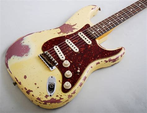 Fender Custom Shop '62 Stratocaster Heavy Relic (Vintage White over Burgundy Mist)