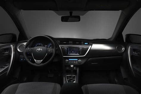 New-Toyota-Auris-interior