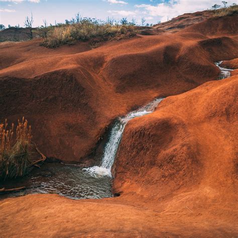 Download wallpaper: Waterfall in the arid landscape 2224x2224