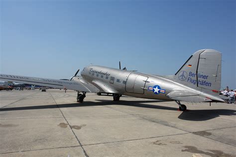 File:DC-3 - Rosinenbomber - ILA 2008.jpg - Wikimedia Commons