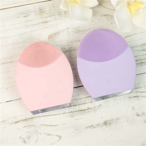 FOREO LUNA 2 Review | How Does It Compare to the Original LUNA? - Jessoshii