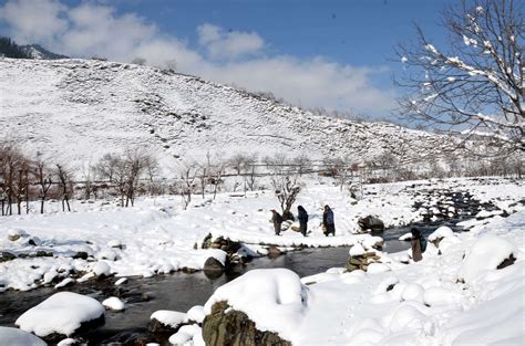 Mesmerising photos of fresh snowfall in Jammu and Kashmir- Mumbai Mirror