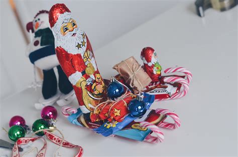 Love THIS candy DIY! Christmas candy cane sleigh! (Diy video: https ...