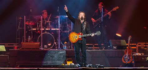 Travis Tritt "Outlaws & Renegades" Tour Comes to SECA - Live '80s Kansas City