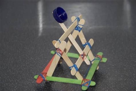 Catapulte | La cabane à idées | Craft stick crafts, Craft activities for kids, Popsicle stick crafts