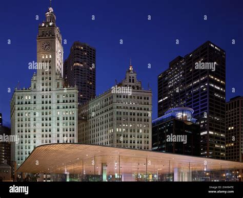 Apple Store in Chicago designed by Norman Foster Stock Photo - Alamy