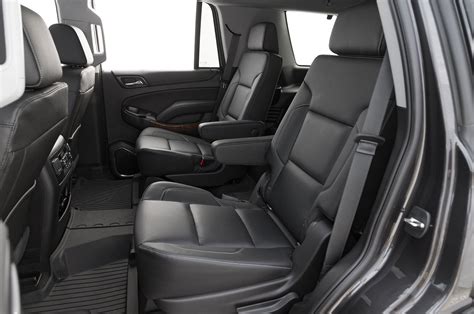 2018 Chevrolet Tahoe RST Performance Package interior second row seats - Motor Trend en Español