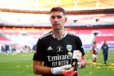 Emiliano Martinez not in Arsenal squad with transfer imminent - The Athletic