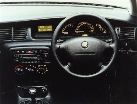 Vauxhall Vectra Hatchback Review (1995 - 2002) | Parkers