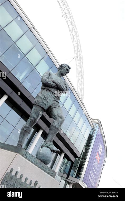 Bobby Moore statue outside Wembley Stadium Stock Photo - Alamy