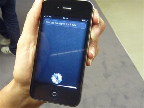 iPhone 4S, Siri, iMessage and more hands-on photos - CNET