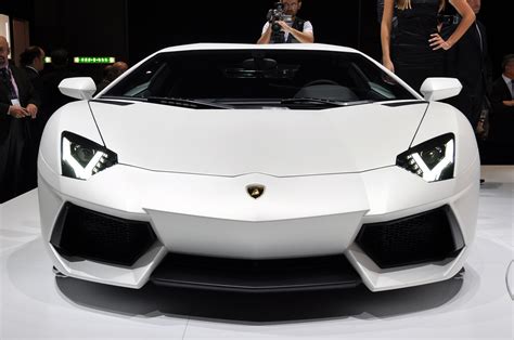 Luxury Lamborghini Cars: Lamborghini Aventador White