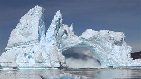 iceberg crashing in Diskobay, Greenland | Travel around the world ...