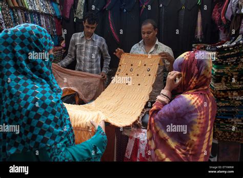 Bangladeshi muslim women hi-res stock photography and images - Alamy