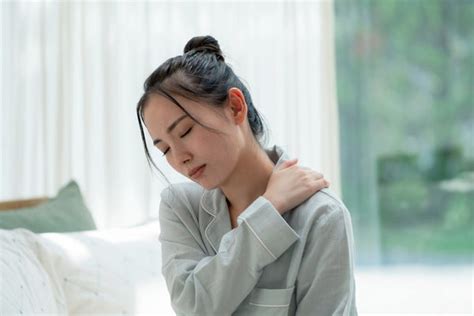 How Do I Get Rid Of Shoulder Pain From Sleeping On Side? | Puffy