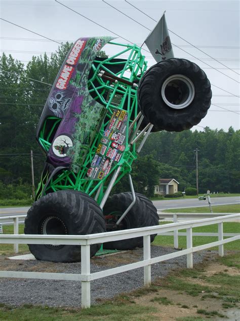 Grave Digger Monster truck | Monster trucks, Trucks, Monster