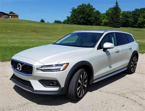 2020 Volvo V60 T5 AWD Cross Country Review | WUWM