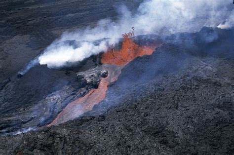 Hawaii’s Big Island on High Alert as Active Volcano Mauna Loa Shows ...