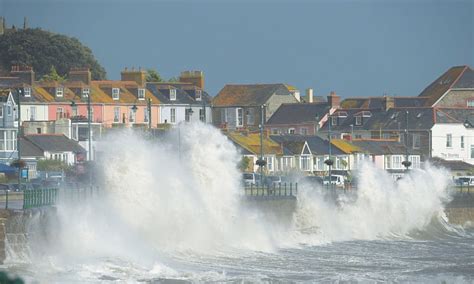 Three killed as Storm Ophelia batters Ireland - Newspaper - DAWN.COM