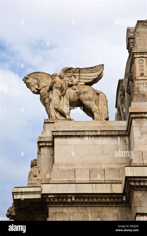 Architectural detail of Milan Central Railway Station, Milan, Lombardy ...