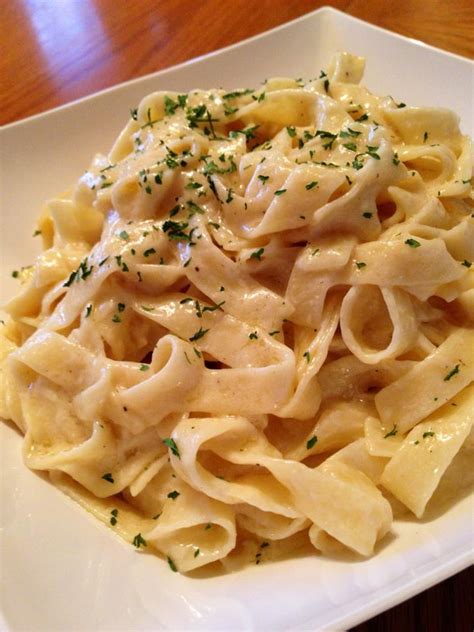 The Comforting Vegan : Vegan Fettuccine Alfredo (Olive Garden Inspired)