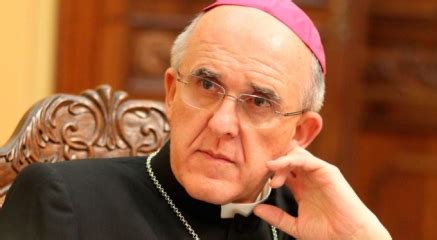 El cardenal arzobispo de Madrid Carlos Osoro, se lava las manos con el ...