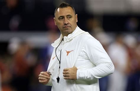 Who is Texas Coach Steve Sarkisian's wife, Loreal Smith?