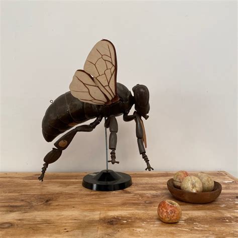 fly skin statue – Objet Vagabond