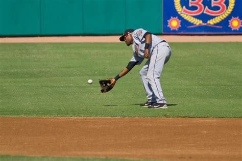 Outfielders: Improving Your Catch Play Routine - Keep Playing Baseball