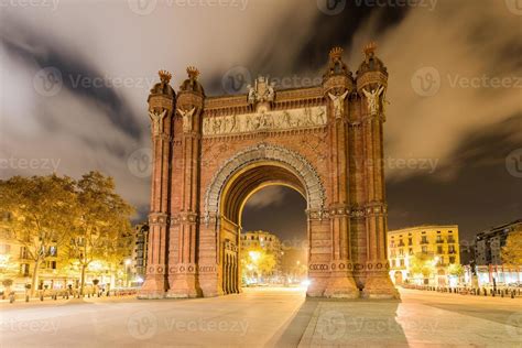 The Arc de Triomf at night in Barcelona, Spain. 16676512 Stock Photo at Vecteezy