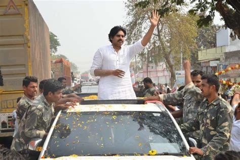 Slipper thrown at Pawan Kalyan's car during his Telangana tour