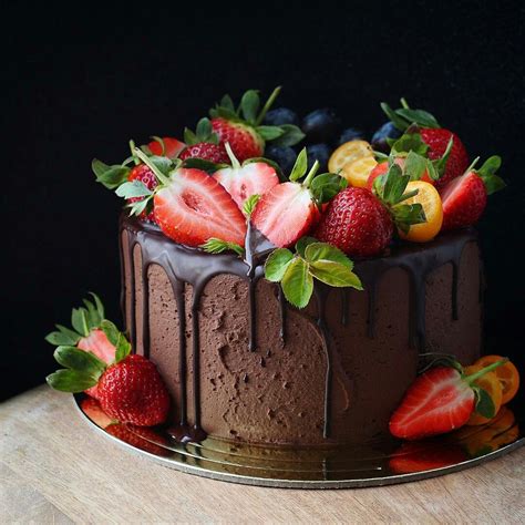 Pin by Tacyany Silva on Aniversario | Chocolate fruit cake, Strawberry ...