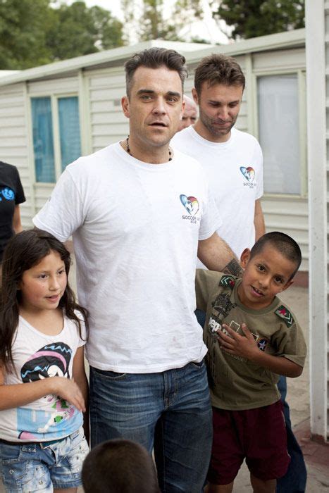 Robbie Williams bonds with children during UNICEF trip to Mexico City - Photo 2