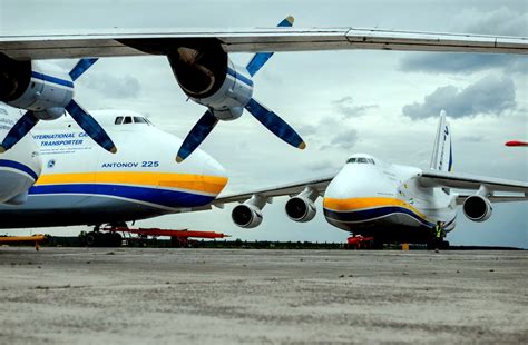 Antonov An-225 and An-124 Side-by-side Size Comparison - AERONEF.NET
