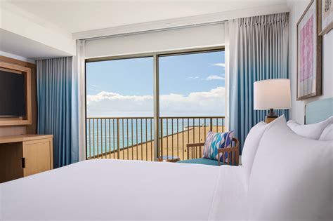 Rooms & suites with ocean views | Outrigger Reef Waikiki Beach Resort