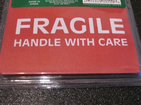 Duck Brand Fragile Handle With Care Self-Adhesive Shipping Labels red