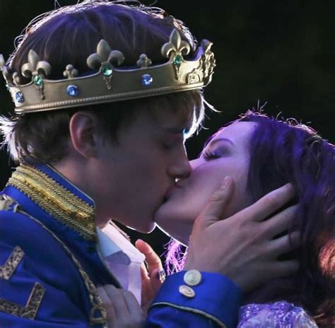 Descendants kiss | Disney descendants mal, Disney descendants, Disney channel descendants