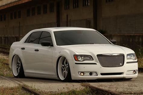 First Custom 2011 Chrysler 300C | Car Tuning