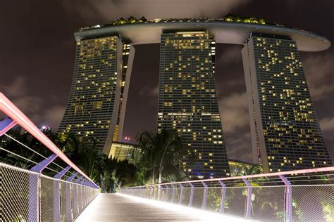 Skywalk to Marina Bay Sands at Night - Creative Commons Bilder