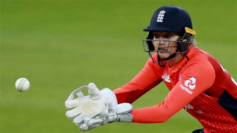 Sarah Taylor returns to professional cricket after two years in thrilling Rachael Heyhoe Flint ...