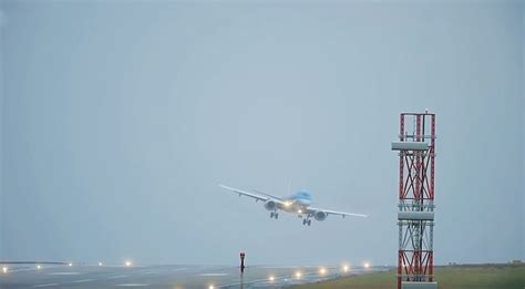 This Pilot Nailed Landing With 100MPH Gusts As Storm Closed In - World ...