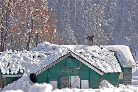 Stunning visuals of snowfall in Kashmir - Indiatimes.com